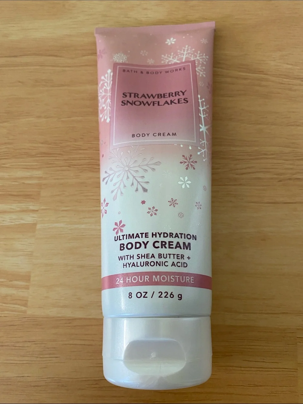 Bath & Body Works Ultimate Hydration Strawberry Snowflakes Body Cream NWT 8 oz.